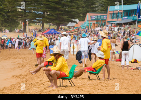 Surf Rettung Rettungsschwimmer machen Sie eine Pause am Strand von Avalon, während Sie surfen, Australien anschauen Stockfoto