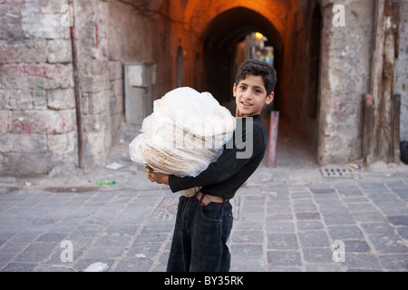 Syrische Austräger mit frischem Brot außerhalb einer Bäckerei in der alten Stadt von Aleppo, Syrien Stockfoto