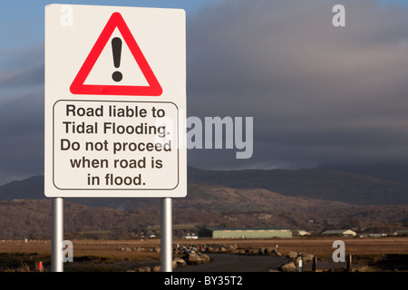 Ein zweisprachiges Welsh/Englisch Schild zeigt eine Straße haftet vor Überschwemmungen Stockfoto