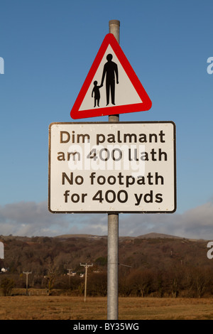 Ein zweisprachiges Welsh/Englisch Schild zeigt kein Fußweg weiter Stockfoto