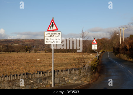 Ein zweisprachiges Welsh/Englisch Schild zeigt kein Fußweg weiter Stockfoto