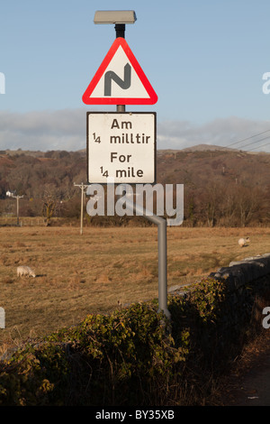 Ein zweisprachiges Welsh/Englisch Schild zeigt eine doppelte Biegung voraus Stockfoto