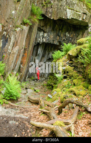 Frau steht am Eingang zu einer Höhle, Nationalpark Lake District, Cumbria, England, Vereinigtes Königreich, Europa Stockfoto