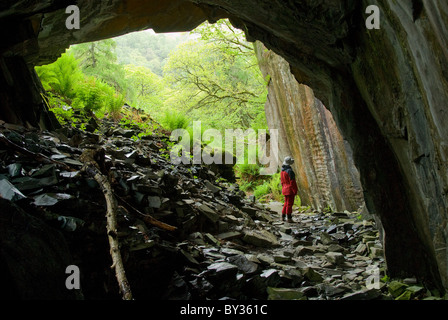 Frau steht am Eingang zu einer Höhle, Nationalpark Lake District, Cumbria, England, Vereinigtes Königreich, Europa Stockfoto