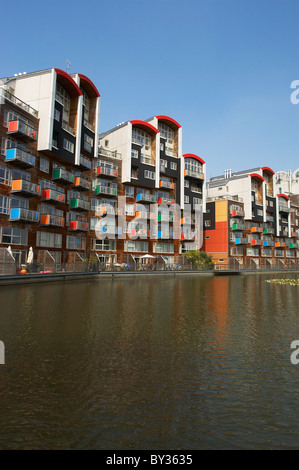 Fassade des Wohnhauses Wohnung im Greenwich Millennium Village. London Vereinigtes Königreich. Architekt Ralph Erskin. Stockfoto