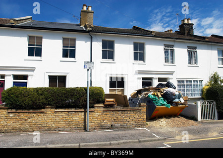 Überladene überspringen vor Victorian House London UK Stockfoto