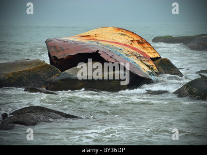 Schiffbruch auf Felsen aus der Küste der Elfenbeinküste in Westafrika Stockfoto