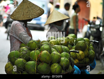 Frauen mit Obst auf einer Straße in Hanoi, Vietnam Stockfoto