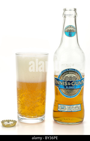 Innis und Gunn Blonde Bier und ein halbes Glas voll Stockfoto