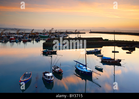 Morgendämmerung über Newlyn Harbour und Mounts Bay jenseits. Stockfoto