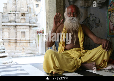 Sadhu saß in der Tempelanlage, Jagdish Tempel, Udaipur, Rajasthan, Indien Stockfoto