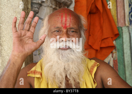 Porträt eines Sadhu saß in der Tempelanlage, Jagdish Tempel, Udaipur, Rajasthan, Indien Stockfoto