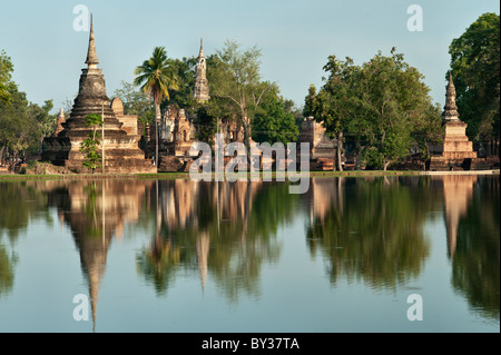 Reflexion der Ruinen von der UNESCO zum Weltkulturerbe Hertitage in Sukothai, Thailand, Asien. Stockfoto