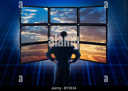 Geschäftsmann beobachten Wolken am Computer-Monitore Stockfoto