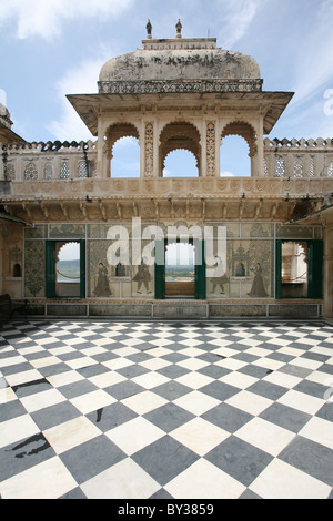 Open air verzierten Innenhof Rajya Angan Stadt Königspalast, Udaipur, Rajasthan Stockfoto