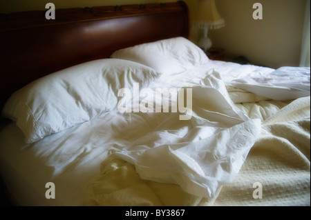 Ungemachten Bett mit weißen Bettdecke Stockfoto