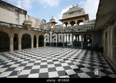 Open air verzierten Innenhof Rajya Angan Stadt Königspalast, Udaipur, Rajasthan Stockfoto