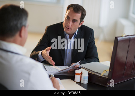 USA, New Jersey, Jersey City, medizinische Vertriebsmitarbeiter im Gespräch mit Arzt im Büro Stockfoto