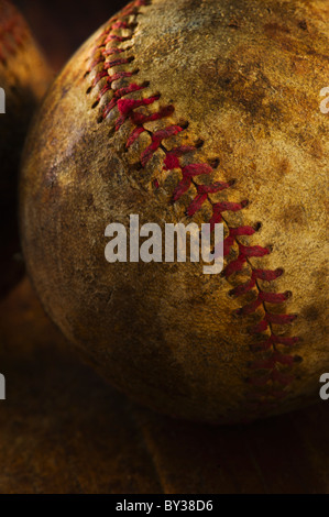 Antike Baseball auf Holzboden Stockfoto