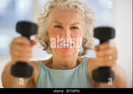 USA, New Jersey, Jersey City, Porträt von senior Frau mit Hand Gewichte im Fitnessstudio Stockfoto