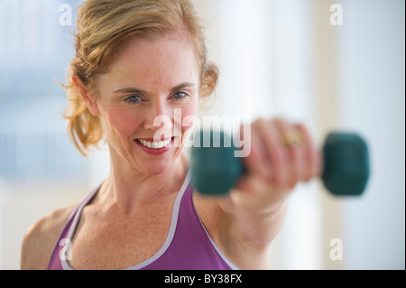 USA, New Jersey, Jersey City, Frau mit Hand Gewichte im Fitnessstudio Stockfoto