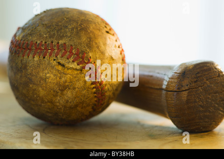 Antike Baseball mit Baseballschläger Stockfoto