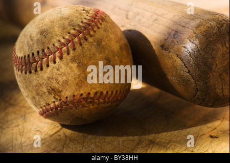 Antike Baseball mit Baseballschläger Stockfoto