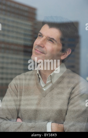 USA, New Jersey, Jersey City, Geschäftsmann, Blick durch Fenster Stockfoto