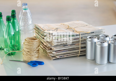 Recycling-Flaschen, Dosen und Zeitungen mit Schere und Schnur Stockfoto