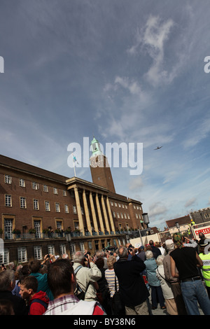 Menschenmassen beobachten eine Spitfire Fliege Vergangenheit zum Gedenken an die Luftschlacht um England, außerhalb Rathaus Norwich, Großbritannien Stockfoto