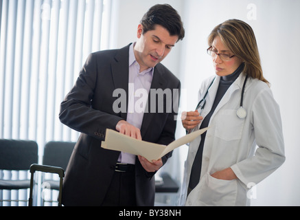 USA, New Jersey, Jersey City, medizinische Vertriebsmitarbeiter im Gespräch mit Ärztin im Büro Stockfoto