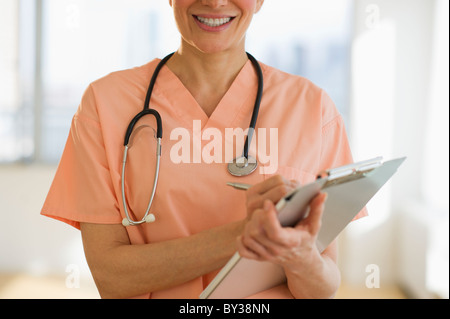 USA, New Jersey, Jersey City, Ärztin, ärztlichen Bericht schreiben Stockfoto