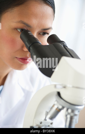 USA, New Jersey, Jersey City, Wissenschaftlerin mit Mikroskop Stockfoto