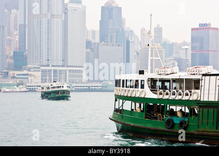 Zwei Star Ferry Boote Kreuzung Victoria Harbour zwischen Kowloon und Hong Kong Island an typischen trüben Tag. JMH4139 Stockfoto