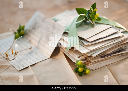 Blumen auf Stapel von Briefen Stockfoto