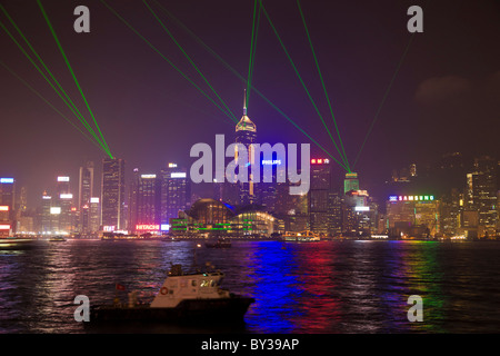 Laser-Licht-Show über den Victoria Harbour aus Kowloon Hong Kong Island in der Nacht angesehen. JMH4152 Stockfoto