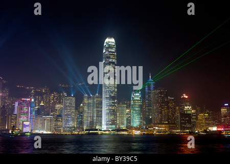 Laser-Licht-Show über den Victoria Harbour aus Kowloon Hong Kong Island in der Nacht angesehen. JMH4154 Stockfoto