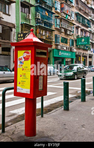 Rote Säule oder Steckbox in einer Straße in Macau SAR Peoples Republic Of China. JMH4160 Stockfoto