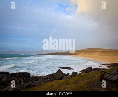 Ein Regenbogen über Traigh Lar auf der Isle of Harris Stockfoto