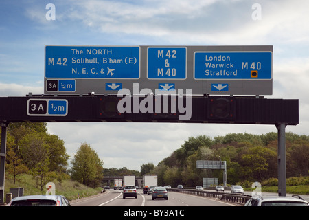 Autobahnschilder über der M42 vor der Abfahrt 3A zur M40-Route quer durch das Land. Midlands, England, Großbritannien Stockfoto