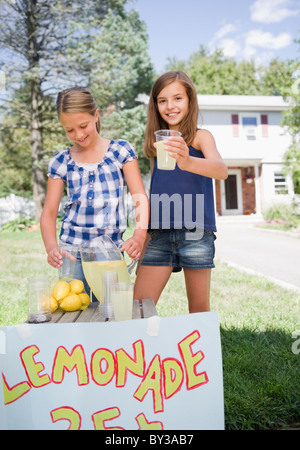 USA, New York, zwei Mädchen (10-11, 10-11) verkaufen Limonade Stockfoto