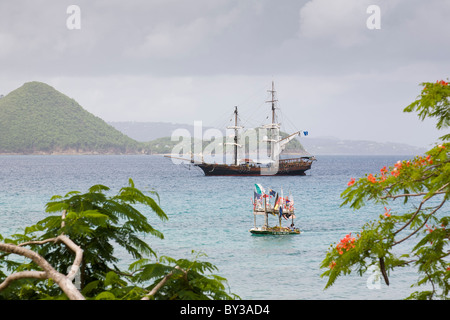 Die Brigg "Einhorn" (verwendet in den Film Pirates of the Caribbean) neben einer kleinen Früchten des Verkäufers Handwerk in Rodney Bay, St. Lucia. Stockfoto