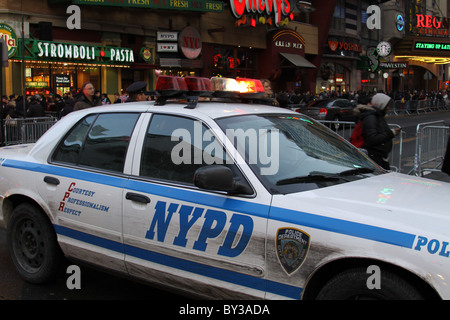 New York-Dezember 31, 2010, ein NYPD Polizeiauto an 4New Years Eve, NYPD Polizeiauto, New York City 42nd Street und 8th Avenue Stockfoto