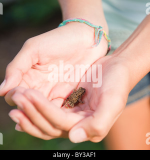 USA, New York, Mädchen (10-11) Betrieb kleiner Frosch Stockfoto