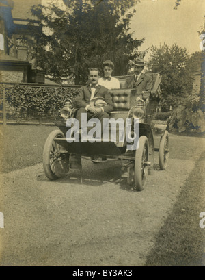 Ca. 1910 antike Fotografie, eine Runabout-Stil-Auto. Lage unbekannt, wahrscheinlich die Region Neuengland, USA. QUELLE: ORIGINAL FOTOABZUG. Stockfoto