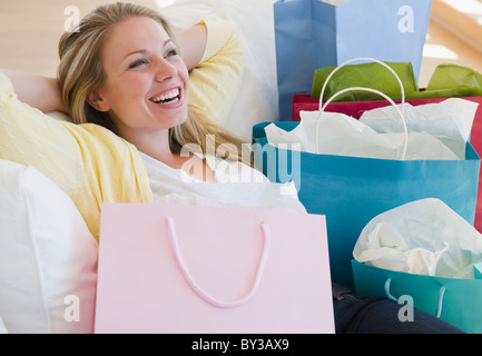 USA, New Jersey, Jersey City, junge attraktive Frau ruht nach dem Einkauf Stockfoto