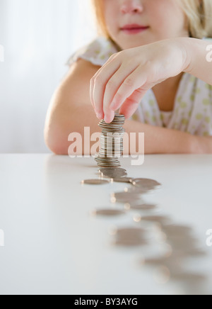 USA, New Jersey, Jersey City, Mädchen (8-9) spielen mit Münzen Stockfoto