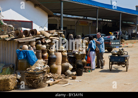 Käufer bei Töpferei stall in der Volksrepublik China, Xishuangbanna Region, Provinz Yunnan, Menghai Produce Market. JMH4197 Stockfoto