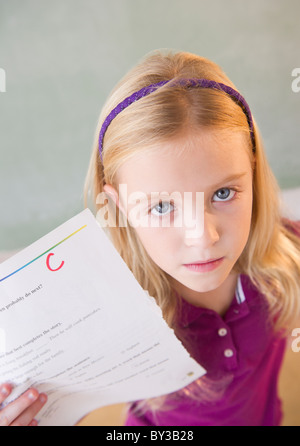 USA, New Jersey, Jersey City, traurig Schulmädchen (8-9) zeigt Testergebnisse mit C-Klasse Stockfoto