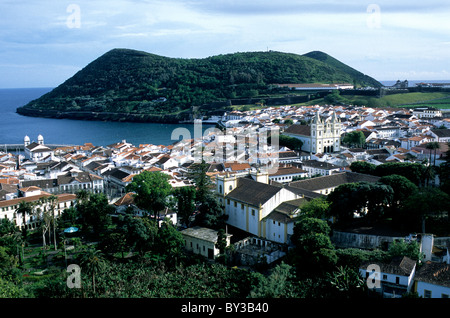 Die Altstadt von Angra Heroísmo, mit Schlackenkegel Monte Brasil in Terceira auf den Azoren Stockfoto